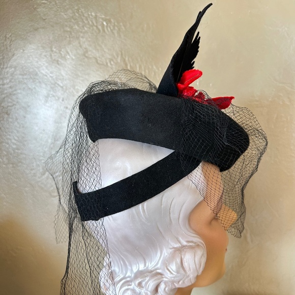 DAZZLING 1940s\' BLACK FELT TILT HAT - FELT \